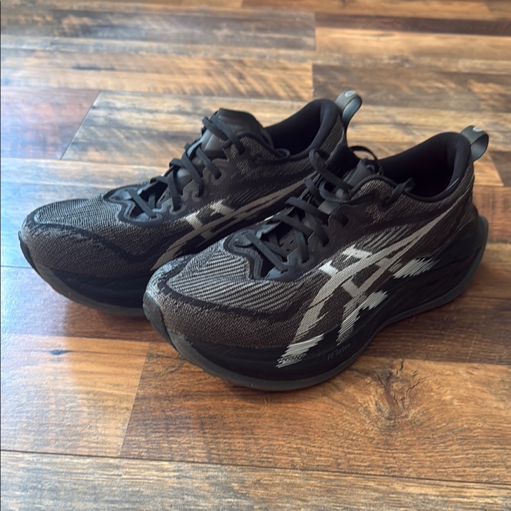 Asics SUPERBLAST 2 - Mens 9.5/Women’s 11 - Black and Gray Running shoes